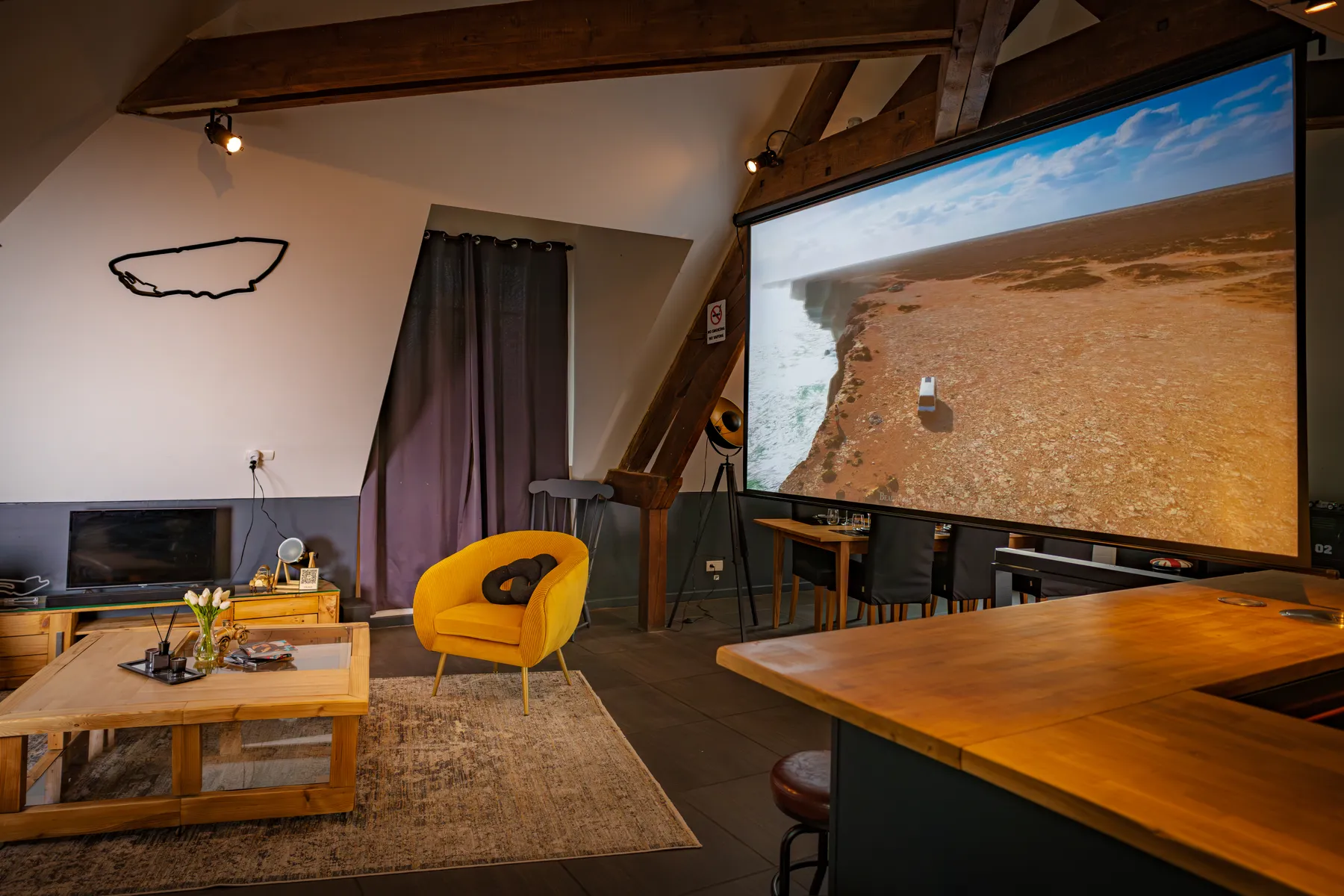 Avant / après du séjour sous charpente de l'appartement Dr Leroy au Mans - après