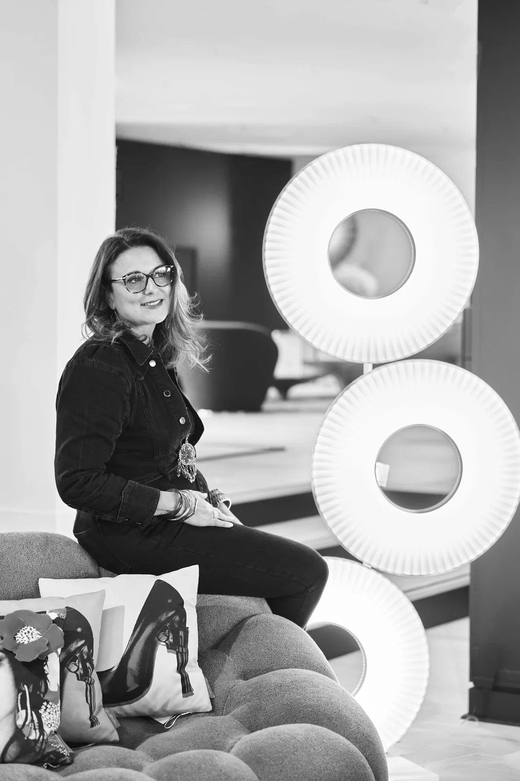 Linda Dubuisson, décoratrice d'intérieur au Mans, photographiée en showroom