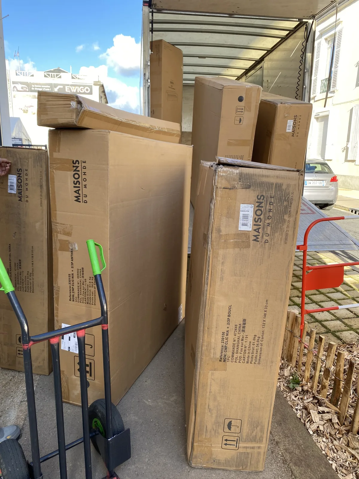 Réception et coordination des livraisons de mobilier sur un chantier